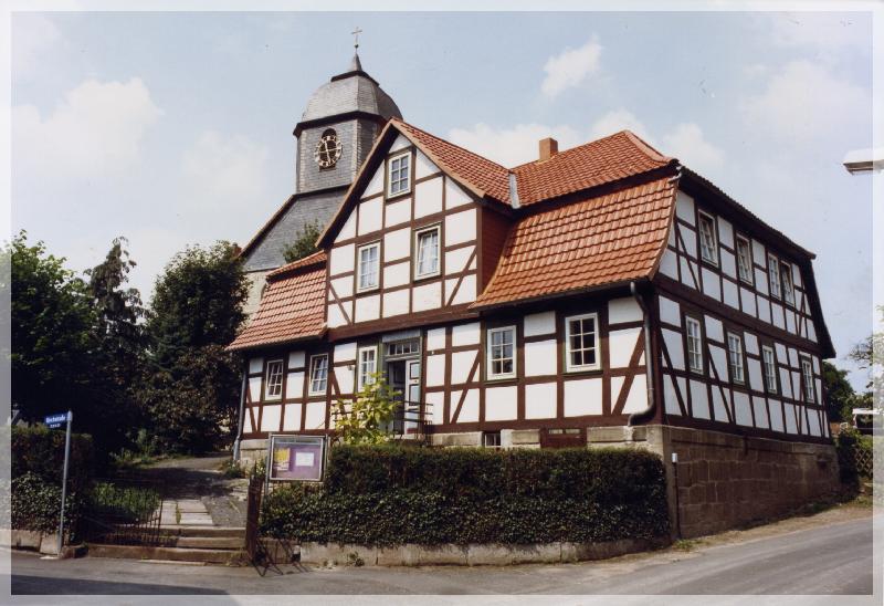 Scheden Küsterhaus mit Kirche